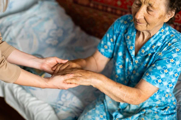 Mujer mayor con su cuidador domiciliario —  Fotos de Stock