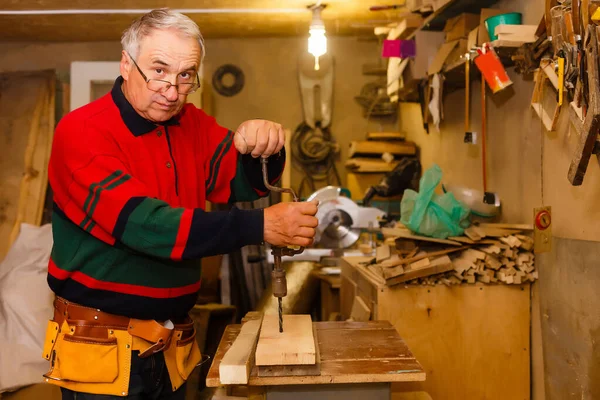 Imagen del carpintero maduro en el taller —  Fotos de Stock
