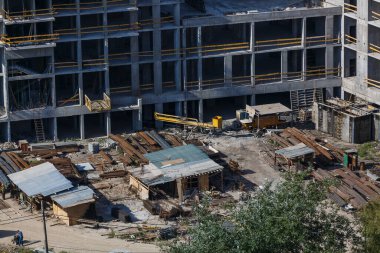 Bina duvarındaki iskele. Bina yeni boya alıyor..