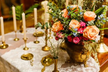 Masadaki bir vazo çiçek. Yüksek kalite fotoğraf