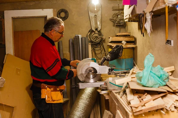 Satisfeito alegre alegre sorrindo woodmaster está de pé perto de desktop em sua oficina, estação de trabalho — Fotografia de Stock