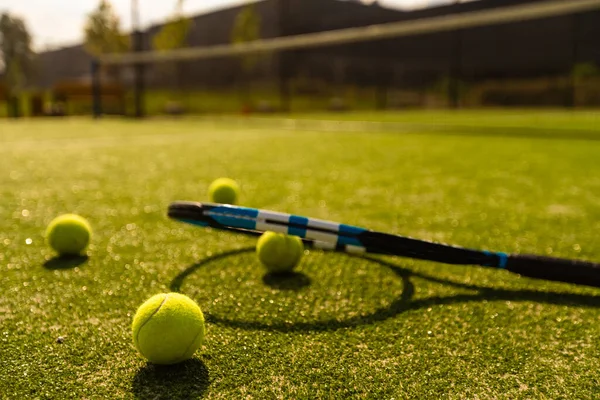 Tennisschläger Auf Leerem Tennisplatz — Stockfoto