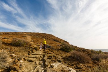 Anne ve küçük kızı dağlarda geziyorlar.