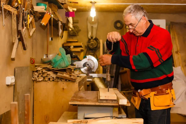 Snickare gör sitt jobb i snickarverkstad. — Stockfoto