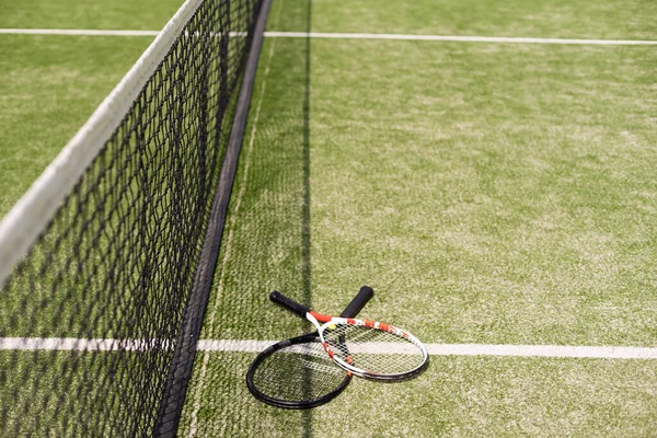 新しく塗装されたテニスコートのテニスラケットと新しいテニスボール — ストック写真