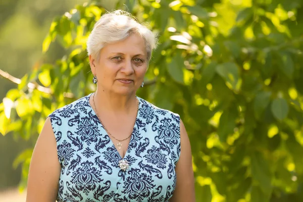 Retrato de mulher idosa sorridente — Fotografia de Stock