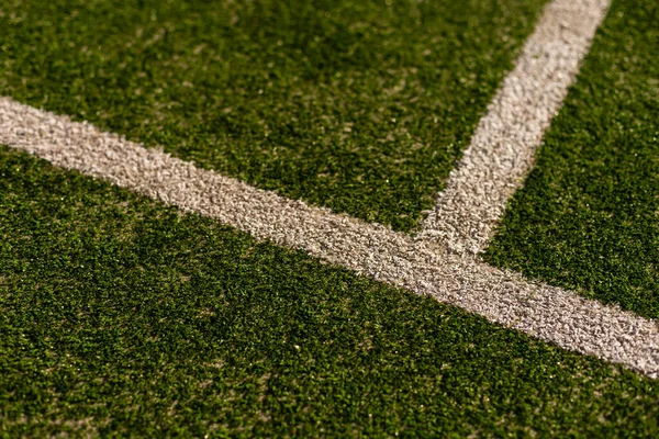 An empty green synthetic tennis court showing the sideline and net — Stock Photo, Image