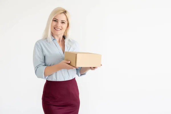 Déménagement, bureau de déménagement, boîte. femme avec boîte — Photo