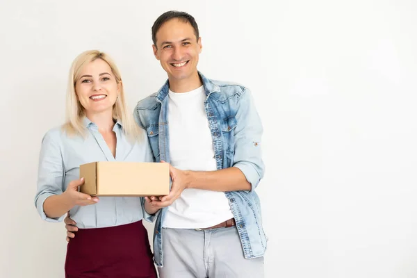 Frau und Mann tragen Kisten. Start-up Kleinunternehmer KMU oder freiberufliche asiatische Frau und Mann, die mit Box, KMU Online-Marketing Verpackung und Lieferung, KMU-Konzept — Stockfoto