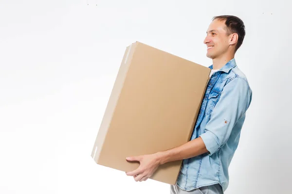 Человек несет коробку, изолированный, белый фон — стоковое фото