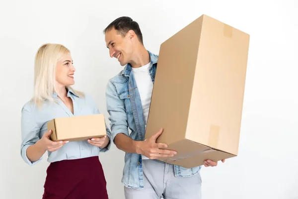 Umzugs-, Heim- und Familienkonzept - lächelndes Paar mit Pappschachteln — Stockfoto