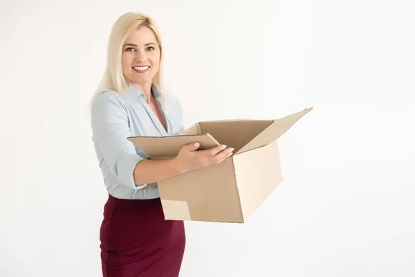 Bild einer attraktiven Geschäftsfrau, die einen Karton ausliefert — Stockfoto