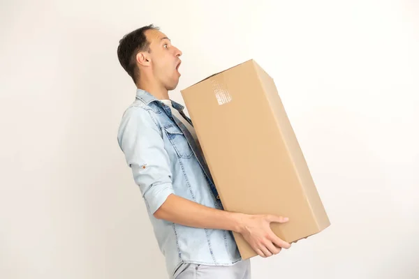 Uomo sorridente consegna dando scatola di cartone su sfondo bianco — Foto Stock