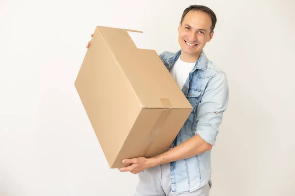 Mann trägt die Schachtel, isoliert, weißer Hintergrund — Stockfoto