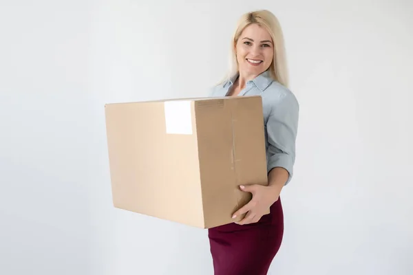 Umzug, Umzugsbüro, Box. Frau mit Schachtel — Stockfoto