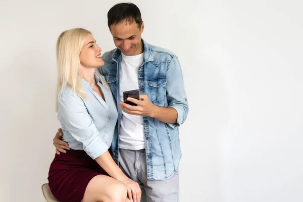 Szczęśliwa para za pomocą smartfona razem — Zdjęcie stockowe