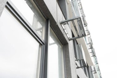 Modern mimarinin soyut bir parçası, gri duvarlar, cam ve beton.