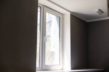 Dairedeki alçı taşı duvarları yapım, yenileme, yenileme, uzatma, restorasyon ve yeniden yapılanma aşamasında.