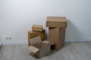 Beyaz arkaplanda karton kutular yığını