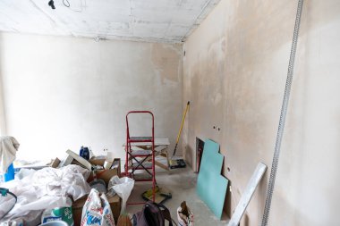 Dairedeki alçı taşı duvarları yapım, yenileme, yenileme, uzatma, restorasyon ve yeniden yapılanma aşamasında.