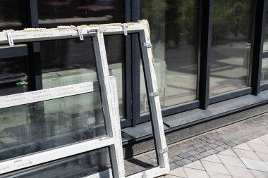 Ahşap duvarlarda pencere perdeleri olan yeni pencere.