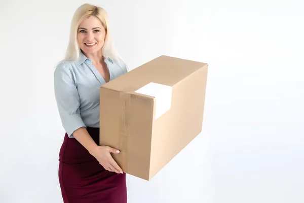 Eine junge schöne kaukasische Frau hält eine Schachtel in ihren Händen. — Stockfoto