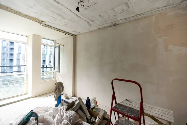 Gipsplaten muren in appartement is in aanbouw, verbouwing, renovatie, uitbreiding, restauratie en wederopbouw. — Stockfoto