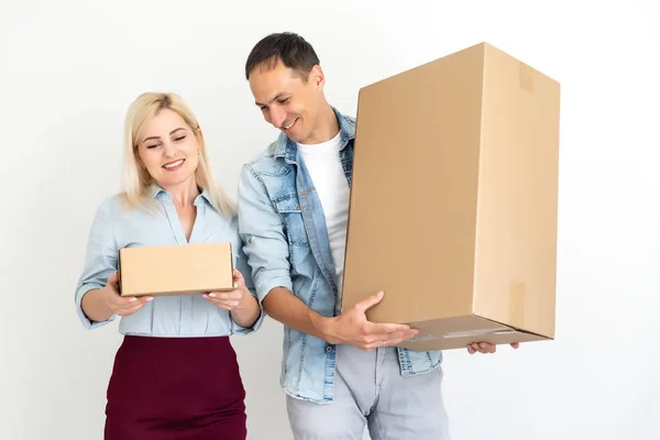 Menschen, Lieferung, Versand und Postdienstkonzept - glückliches Paar öffnet Karton oder Paket zu Hause — Stockfoto