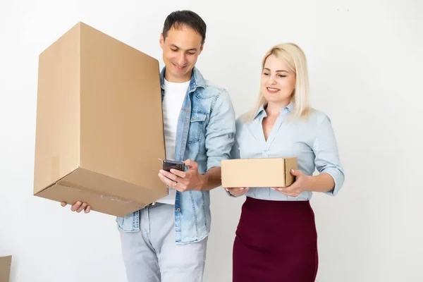 Personas, entrega, envío y concepto de servicio postal - pareja feliz apertura de la caja de cartón o paquete en casa — Foto de Stock