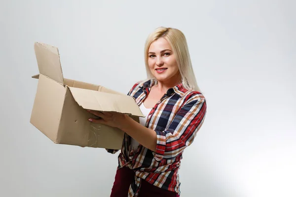 Casa de mudanças, Escritório de mudanças, Caixa. mulher com caixa — Fotografia de Stock