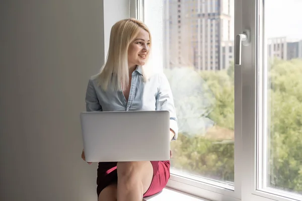 Happy casual piękna kobieta pracuje na laptopie w domu. — Zdjęcie stockowe