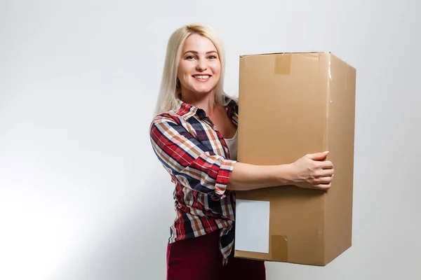 Фотография привлекательной предпринимательницы, доставляющей картонную коробку — стоковое фото