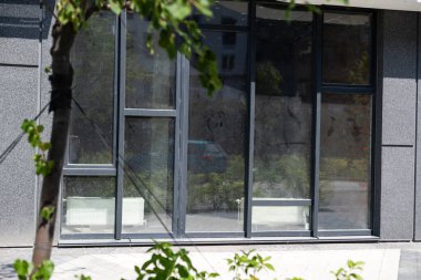 Ahşap duvarlarda pencere perdeleri olan yeni pencere.