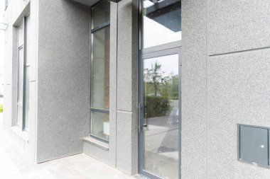 Modern mimarinin soyut bir parçası, gri duvarlar, cam ve beton.