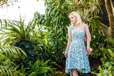 Tropikal bir bahçede genç bir kadın