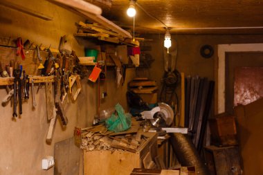 Aletlerle dolu eski bir garaj.