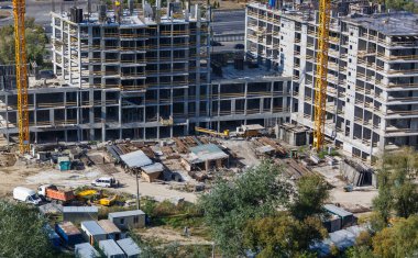 Beton, çelik ve vinç kaldırma ekipmanlı inşaat alanı