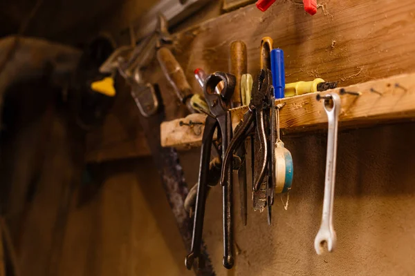 Vecchio garage pieno di attrezzi e roba — Foto Stock