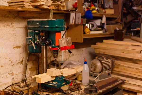 Garagem velha cheia de ferramentas e outras coisas — Fotografia de Stock