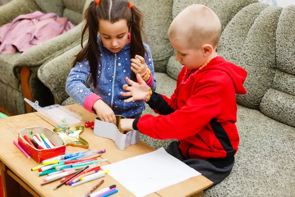 Niños de la escuela primaria niño y niña se dedican al arte creativo hecho a mano en la mesa en casa — Foto de Stock