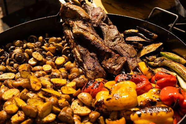 Barbecue and vegetables on a professional grill — Stock Photo, Image