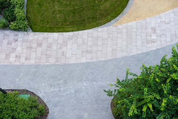 Steinweg in einem üppig grünen Park — Stockfoto