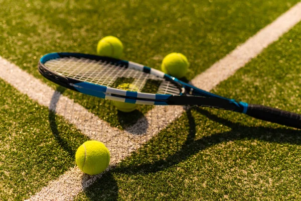 Tennisschläger auf leerem Tennisplatz — Stockfoto