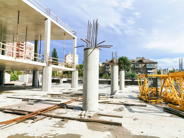 Baustelle mit Beton und Stahl und Kranhebeanlagen — Stockfoto