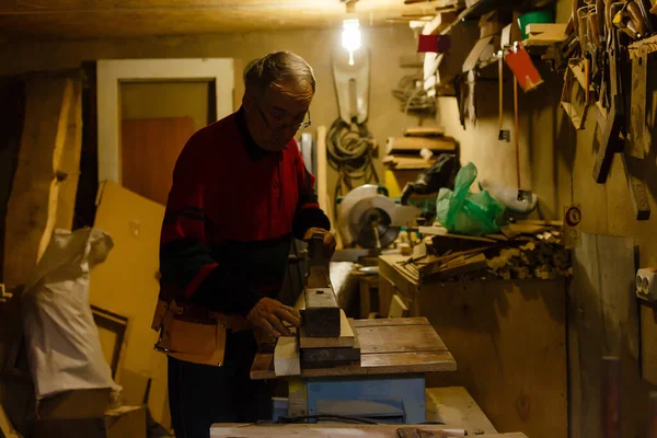 Afbeelding van volwassen timmerman in de werkplaats — Stockfoto