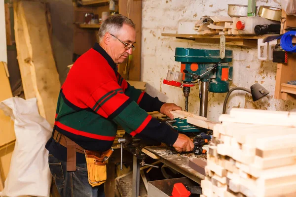 Satisfeito alegre alegre sorrindo woodmaster está de pé perto de desktop em sua oficina, estação de trabalho — Fotografia de Stock