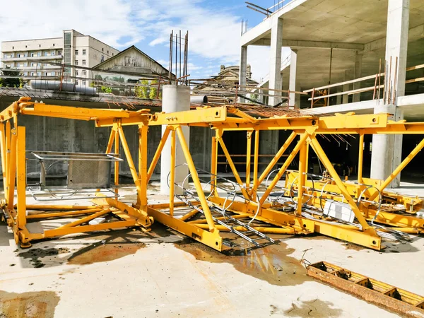 Construção com equipamento de elevação de concreto e aço e guindaste — Fotografia de Stock