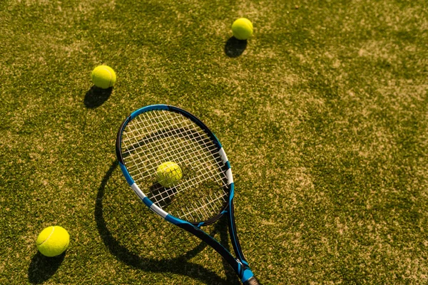 Vista de la cancha de tenis de césped vacía con pelota de tenis — Foto de Stock