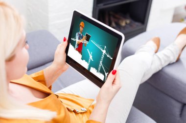 Tablet ekranında çalışan bir işçi. Onarımların çevrimiçi izlenmesi kavramı