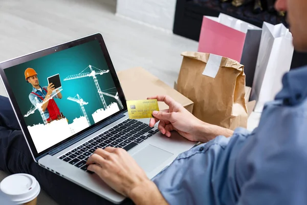 Jong handarbeider weergeven laptop over witte achtergrond — Stockfoto